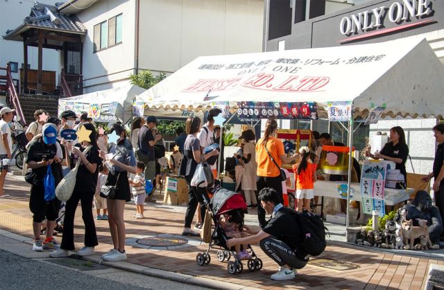 🎇🍭🍧

こんにちは♪
昨日は『ONLY ONE プチ★夏祭り』へたくさんのご来場ありがとうございました(*^^*)

猪名川花火大会当日と言う事もあり、浴衣を着たたくさんの方が遊びに来てくれました👘★

ポップコーン🍿わたがし🍭かき氷🍧ヨーヨーすくいなどの屋台も大盛況でした！(*^_^*)

『猪名川花火大会』では、スターマインや打ち上げ花火
川西市のマスコットキャラクター『きんたくん』花火など
約4,000発の花火が夏の夜空を彩りました🎇

今後もONLY ONE では楽しいイベントを企画していきますので、
また遊びに来てくださいね🐶🎶

✰⋆｡:ﾟ･*☽:ﾟ･⋆｡✰⋆｡:ﾟ･*☽:ﾟ･⋆｡✰

#川西市 #夏祭り#イベント
#ONLYONE #不動産 #猪名川花火大会 #花火

✰⋆｡:ﾟ･*☽:ﾟ･⋆｡✰⋆｡:ﾟ･*☽:ﾟ･⋆｡✰

ONLY ONE ホームページ🐾
https://www.6262.co.jp